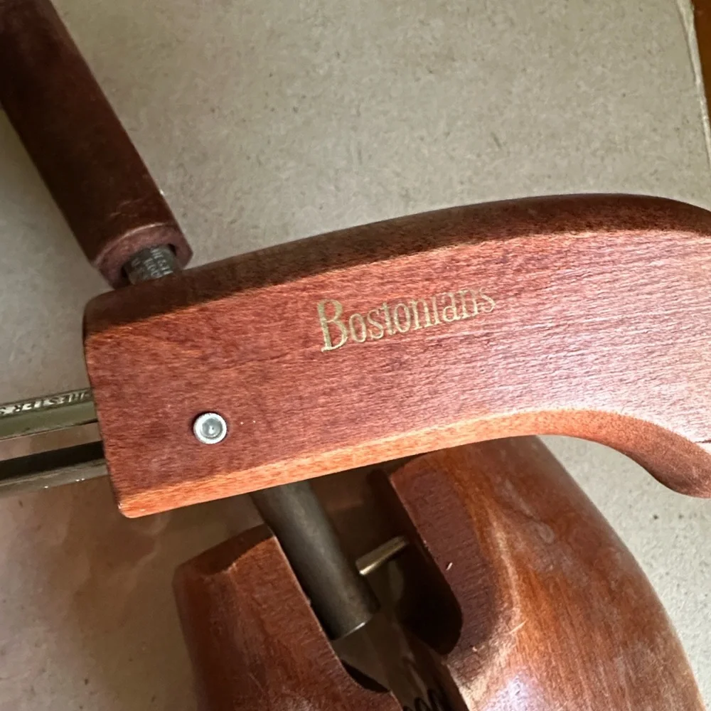 TOCHESTER Adjustable Men's Shoe Trees - Brown Wooden Finish - Picture 4 of 9